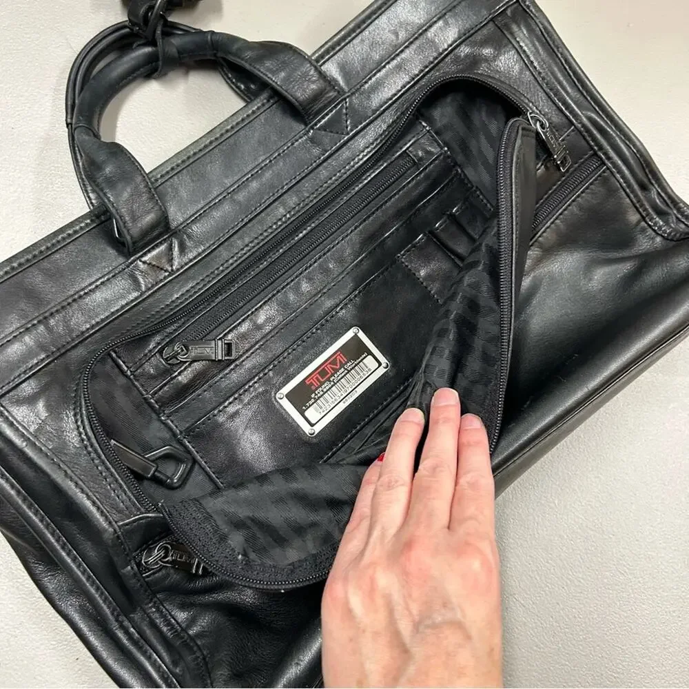 Tumi Black Leather Soft Briefcase Messenger Bag Zipper Closure Pockets